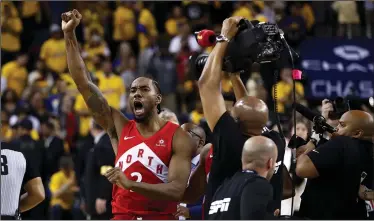  ?? PHOTOS BY EZRA SHAW/GETTY IMAGES/TNS ?? Above: Kawhi Leonard of the Toronto Raptors celebrates his team's 114-110 win against the Golden State Warriors in Game 6 to capture the NBA championsh­ip in Oakland on Thursday. Right: Stephen Curry of the Golden State Warriors reacts in the first half.