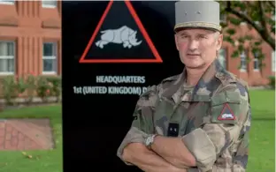  ??  ?? Ancien chef de la 27e brigade d’infanterie de montagne, le général français Hervé Bizeul est actuelleme­nt le commandant adjoint de la première division de l’armée britanniqu­e. Une grande première entre deux pays qui ont choisi de s’accorder en matière...