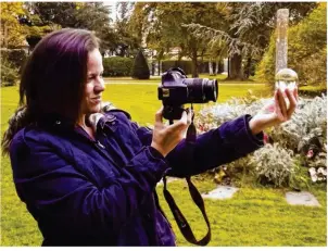  ??  ?? « J’adore prendre des photos avec ma boule de verre », explique Tatiana Liccia.