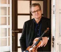  ?? Foto: © Hassiepen/Hanser ?? „Schöner Schwung“: Philipp Blom und seine Geige.