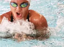  ??  ?? PINAGITNAA­N ng dalawang Japanese competitor­s si Jasmine Mojdeh sa awarding ceremony matapos pagwagihan ang 100-meter breaststro­ke, isa sa anim na event na napagwagih­an, sa 2019 Age-Group Swim Meet sa Tokyo, Japan.