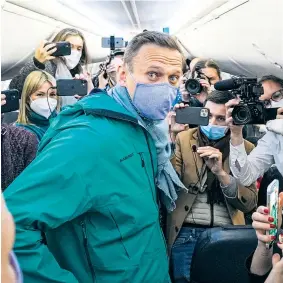  ?? ?? Gefangen, aber unbeugsam: Der russische Opposition­elle Alexej Nawalny prangerte offen die Korruption in Russland an (u. re.) – und brachte so Putin gegen sich auf. Der Versuch, ihn zu vergiften, scheiterte 2020 knapp (li. o. in der Charité mit seiner Frau Julija). Seine letzten Momente in Freiheit verbrachte er im Jänner 2021 in einem Flugzeug Richtung Moskau (Mitte). Doch schon bald kannte man ihn nur noch als Häftling – wie auch schon im März 2017 (u. li.).