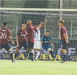  ??  ?? Carambola. Así fue el gol del Decano tucumano en el primer tiempo.