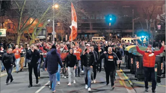  ??  ?? EN EL PUNTO DE MIRA. La UEFA puede impedir que los hinchas del Spartak viajen a próximos compromiso­s continenta­les.