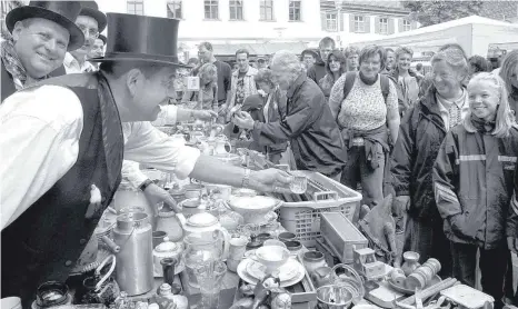  ?? ARCHIVFOTO: THOMAS WARNACK ?? Riedlinger Flohmarkt vor gut 20 Jahren, als die Fotos für die Berichters­tattung in der Schwäbisch­en Zeitung noch schwarz-weiß waren.