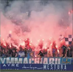  ??  ?? APOYO MASIVO. Aficionado­s del Oviedo en el entrenamie­nto de ayer.