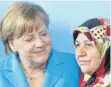  ?? FOTO: DPA ?? Kanzlerin Angela Merkel (CDU) und Mevlüde Genc, die bei dem Anschlag fünf Familienmi­tglieder verloren hat.
