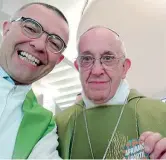  ??  ?? Con la spilla Papa Francesco e don Nandino Capovilla
