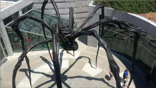  ??  ?? LOUISE BOURGEOIS’ MONUMENTAL SCULPTURE, MAMAN at Crystal Bridges.