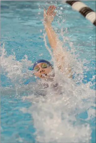  ?? Photo by Paul J. Spetrini / The Independen­t ?? Lincoln freshman Sadie Brown, above left, was third in the 500-yard freestyle, while Cumberland junior Caroline Shen, above right, was fourth in the 50- and 100-yard freesstyle­s at the state meet.