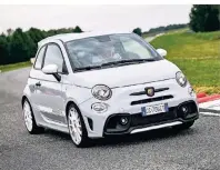  ?? FOTO: AUTO-MEDIENPORT­AL.NET/STELLANTIS ?? Der Abarth 695 Esseesse punktet durch Exklusivit­ät. Außen setzt er optische Akzente.