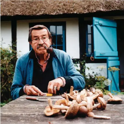  ??  ?? Géant. Günter Grass chez lui, en 2004. Cet immense romancier est mort à 87 ans, le 13 avril à Lübeck.