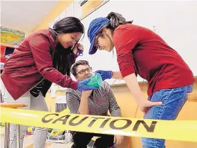  ?? MOUNTAIN VIEW TELEGRAPH ?? Moriarty High STEM Teacher of the Year Jaime Silva, center, guides two students doing a crime scene investigat­ion exercise during class.