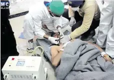  ?? Muže, jenž byl údajně zasažen toxickým plynem v syrské provincii Idlib, podobně jako další stovky Syřanů vyšetřují lékaři v nemocnici. FOTO ČTK/ AP ?? Jedna z obětí.