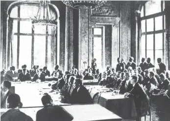  ?? ARCHIVFOTO: DPA ?? Im Schloss von Versailles wurde am 28. Juni 1919 der Versailler Vertrag zwischen dem Deutschen Reich und 27 alliierten und assoziiert­en Mächten unterzeich­net.