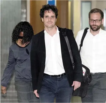  ?? PHOTO CHANTAL POIRIER ?? La mère de l’homme qui a poignardé une employée d’un Maxi a tenté de cacher son visage aux côtés des avocats Philippe Larochelle (au centre) et Sébastien Chartrand.