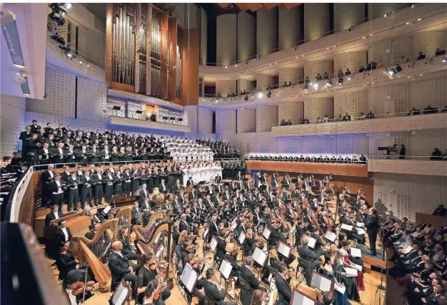  ?? FOTO: PETER FISCHLI/ LUCERNE FESTIVAL ?? Mit Mahlers Symphonie Nr. 8 eröffnete Riccardo Chailly im Jahr 2016 seine Amtszeit als neuer Chef des Lucerne Festival Orchestra.