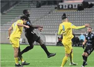  ?? | PHOTO : GENEVIÈVE BAINVEL LE BOULICAUT ?? Calvin Mangan a ouvert le score de la tête sur corner.