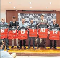  ?? FOTO: CORTESÍA ?? Presentaci­ón. Directivos y organizado­res de la liga oficializa­ron el campeonato.