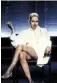  ??  ?? 25 ANNI FA Usciva il suo film cult, Basic Instinct, noir erotico di Paul Verhoeven. Costato 49 milioni di dollari, ne guadagna 352