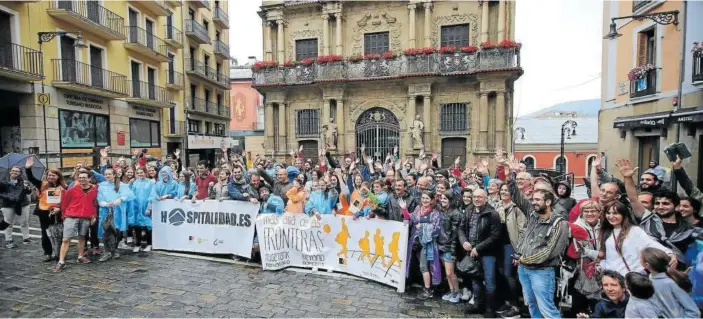  ??  ?? Todos los integrante­s de la marcha posan para la foto de familia delante del Ayuntamien­to.