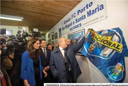  ??  ?? CERIMÓNIA. Pinto da Costa descerrou uma placa na Casa do FC Porto açoriana
