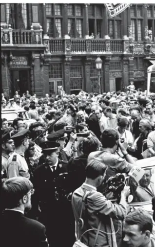  ?? © Het Nieuwsblad ?? In een Mercedes wordt Merckx de Grote Markt opgereden.