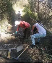  ?? (DR) ?? Des habitants bénévoles se sont mobilisés pour faire des marches sur le sentier défriché en urgence.