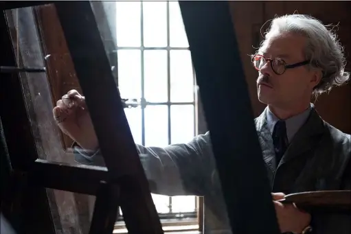  ?? TRISTAR PICTURES PHOTOS ?? Han van Meegeren (Guy Pearce) paints in a scene from “The Last Vermeer.”