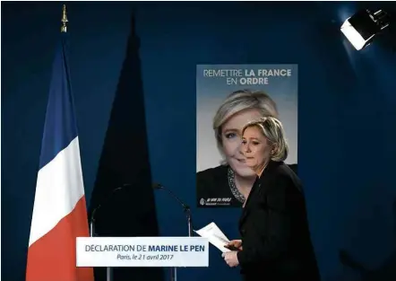  ?? Lionel Bonaventur­e/AFP ?? Marine Le Pen, da Frente Nacional, dá entrevista em seu QG eleitoral em Paris; candidata tem 22% das intenções de voto