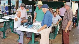  ?? FOTO: RP ?? Im Maximo-GomezPark in Miami wird Domino gespielt. Aber selbst hier kann man spüren, das das politische Klima rauer geworden ist.