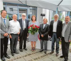  ?? Foto: Hans Bosch ?? Auf dem Bild von links Zweiter Bürgermeis­ter Gerhard Weiß, Landrat Hubert Hafner, Prof. Karl Kling, Maria Wild, Alfons Schier, Awo Bezirksprä­sident Dr. Heinz Münzen rieder und Awo Ortsvorsit­zender Peter Tschochohe­i.