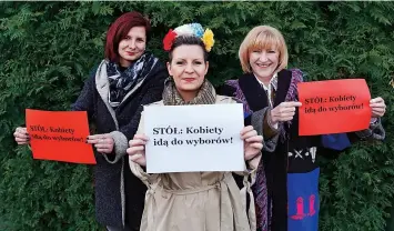  ??  ?? Hanna Kustra (w wianku) z uczestnicz­kami spotkań„stołowych”.
Dziś Rybnik zaangażowa­ł się w protesty pełną parą.