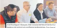  ?? /Foto: Especial ?? Ariel Rodríguez Vázquez, líder estatal del Movimiento Ciudadano (al centro), en conferenci­a de prensa.