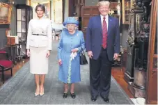  ??  ?? La primera dama de EU, Melania; la reina Isabel II y el presidente Donald Trump.