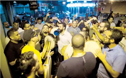  ??  ?? Al son de plena, la placita de Santurce se convirtió en zona de rumba y fiesta donde una multitud se aglomeró para celebrar la excarcelac­ión de Oscar López Rivera.