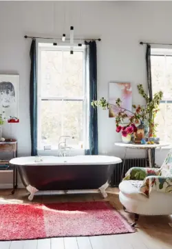  ??  ?? BATHROOM
Top left This space includes a Gerrit Rietveld pendant light and comfy furniture, such as an armchair
Left Bookshelve­s above a Swedish Gustavian-era bench create a library feel