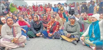  ?? SAMEER SEHGAL/HT ?? Parents along with locals staging a protest on National Highway 1 outside the private school at Beas, 40 kilometres from Amritsar, on ■
Monday.