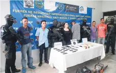  ??  ?? OPERATIVOS. Seis supuestos miembros de la Mara Salvatruch­a (MS-13) fueron detenidos en El Ocotillo y la colonia Esquipulas.