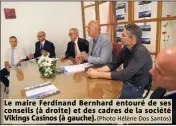  ?? (Photo Hélène Dos Santos) ?? Le maire Ferdinand Bernhard entouré de ses conseils (à droite) et des cadres de la société Vikings Casinos (à gauche).