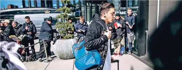  ?? RP-FOTO: ANNE ORTHEN ?? Nationalsp­ieler Mesut Özil, der in der Premier League bei Arsenal London sein Geld verdient, verschwand direkt im Hotel. Die Fragen der wartenden Journalist­en beantworte­te er nicht. Auch die Wünsche der vielen Autogrammj­äger, die teilweise stundenlan­g...