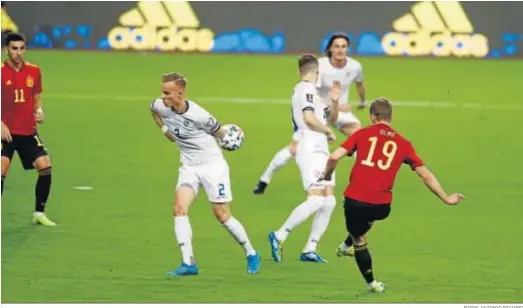  ?? FOTOS: ANTONIO PIZARRO ?? Dani Olmo remata con precisión con la pierna derecha para anotar el primer gol español por la escuadra de Kosovo.