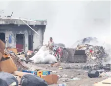  ?? FOTO: YOSEPH AMAYA ?? PROBLEMA. Así se observa el basurero formado frente a confeccion­es El Barón que afecta toda la zona.