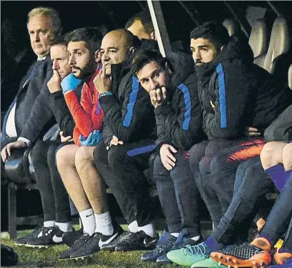  ?? FOTO: MANEL MONTILLA ?? Messi y Suárez, ayer en el banquillo al inicio del partido en una imagen de lo más inusual