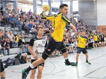  ?? ARCHIV-FOTO: KARL-HEINZ BODON ?? Matthias Fuchs erzielt das 1:0 und in der zweiten Halbzeit den ersten Ausgleich nach einer langen Phase für den TSV Bad Saulgau zum 19:19. Insgesamt ist er in Lauterstei­n sechs Mal erfolgreic­h.