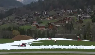  ?? ?? Des dameuses créent de toutes pièces les pistes de ski pour la Coupe du monde de Biathlon.