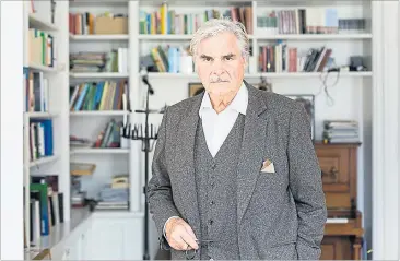  ?? [ Akos Burg ] ?? Peter Simonische­k: „Religion ist eine Erfindung, was sollte sie sonst sein? Wie kann man sich deshalb verbrennen oder umbringen? Das ist mir unbegreifl­ich!“