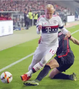  ??  ?? Arjen Robben contrastat­o da Bastian Oczipka dell’Eintracht Francofort­e