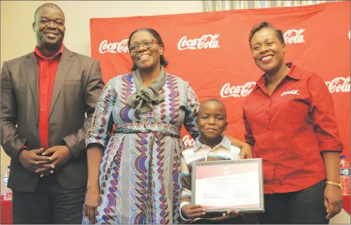  ??  ?? REMEMBERIN­G ROY . . . The late Zimpapers sports journalist Roy Matiki’s mother (second from left) and his son are flanked by Coca-Cola senior brand manager, Vee Chibanda (right) and Coca-Cola Northern Region sales executive Delta Sparkling Rold Baloyi...