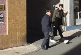  ??  ?? EN ROUTE ! Louis Meneuvrier dans les rues de la cité de Bourg.